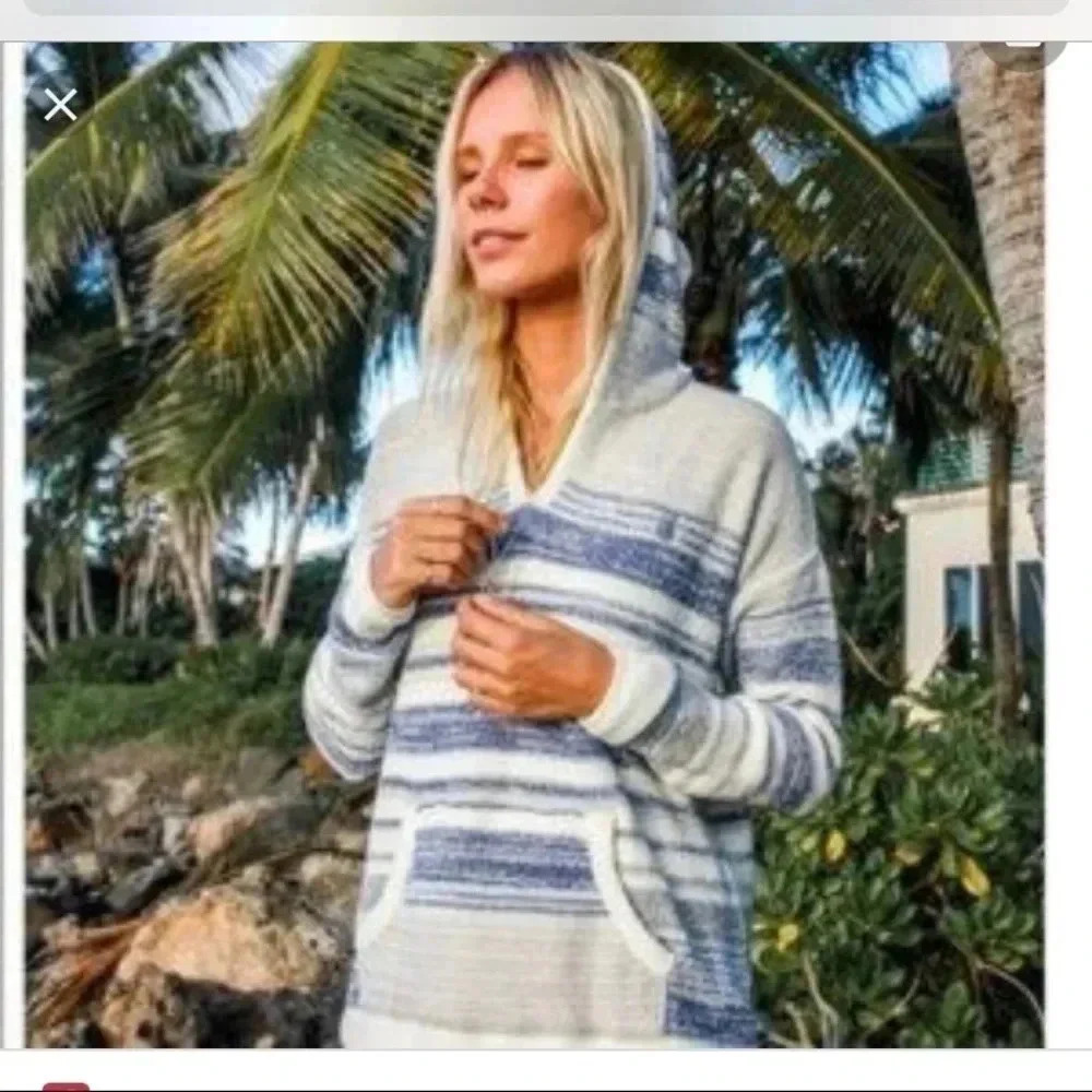 Lira Baja Pina Hooded Poncho|  Beachly Winter 2019
